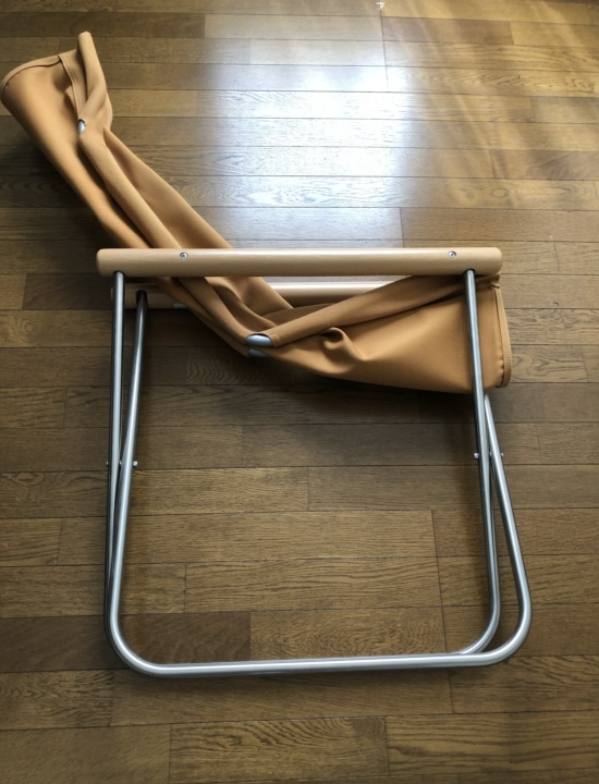 折り畳まれた椅子ニーチェアX